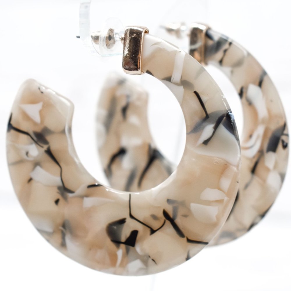 2.25" RETRO FAUX MARBLE FINISH BEIGE LUCITE HOOPS